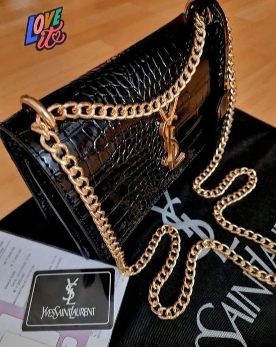 Geanta damă model croco, accesorii metalice aurii, saculet, etichetă