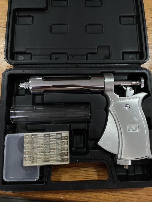 Vând seringă pistol injectabil veterinar de 50 ml  pentru animale