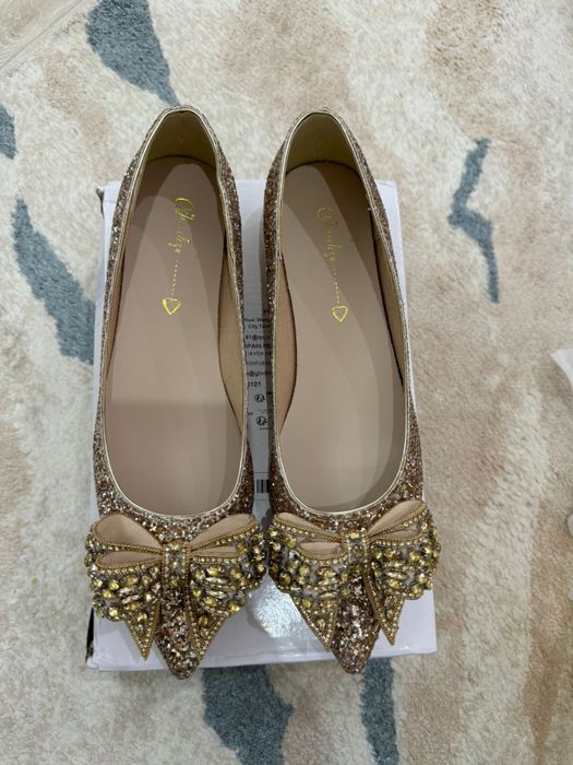 Золотистые туфли
