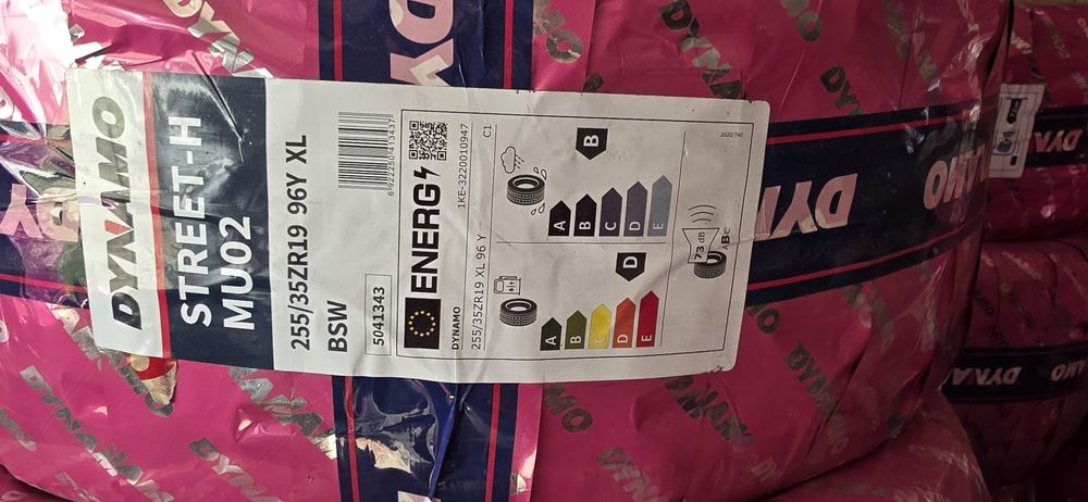 Гуми 255/35/19 нови