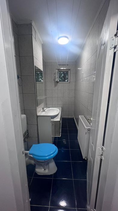 Inchiriez garsoniera decomandata cu centrala  proprie si aer conditionat