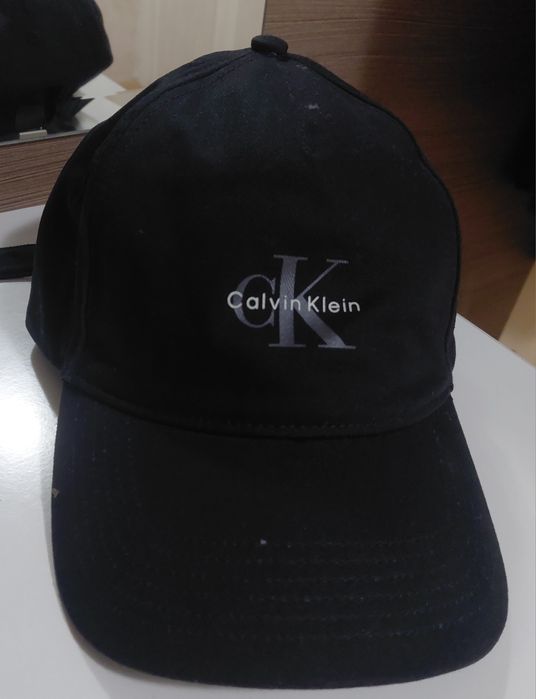 Продавам оригинална шапка на Calvin Klein
