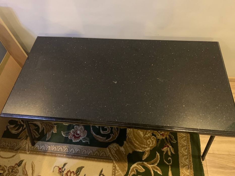 Kitob oqish uchun stol na komnite