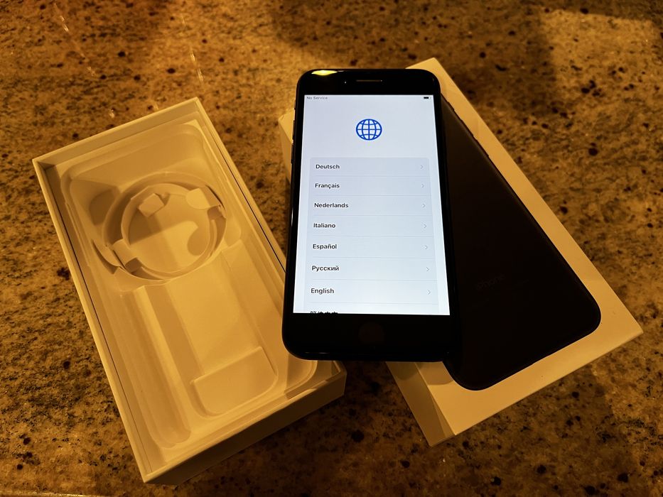 Продавам iPhone SE 64 GB, black 2022