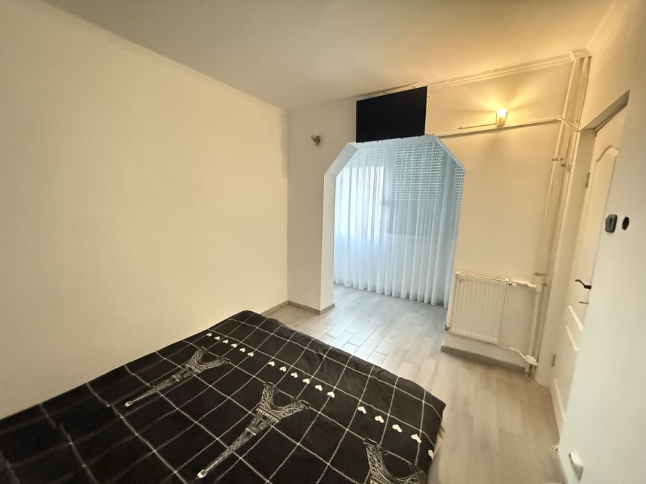 Vand apartament cu doua camere , zona Velenta