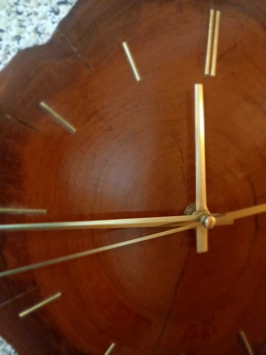 Стенен часовник от масивно дърво, ръчна изработка