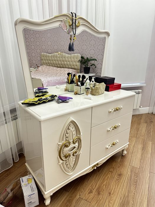 Продается спальный гарнитур