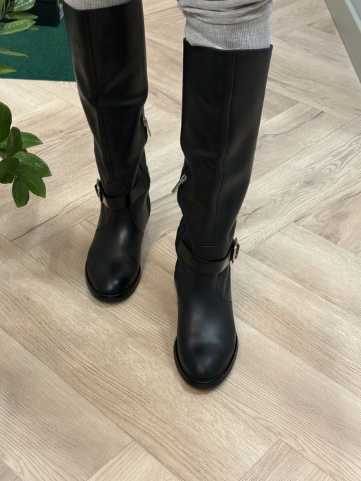 Продам зимние сапоги Basconi