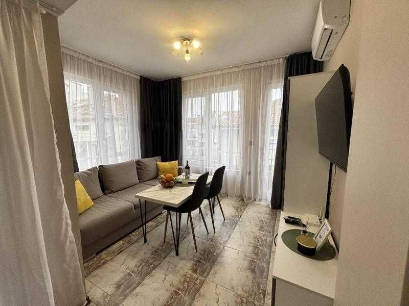 Дава се под наем Двустаен апартамент в Бургас, Център - 52 кв.м за 548.25 € - Снимка #1