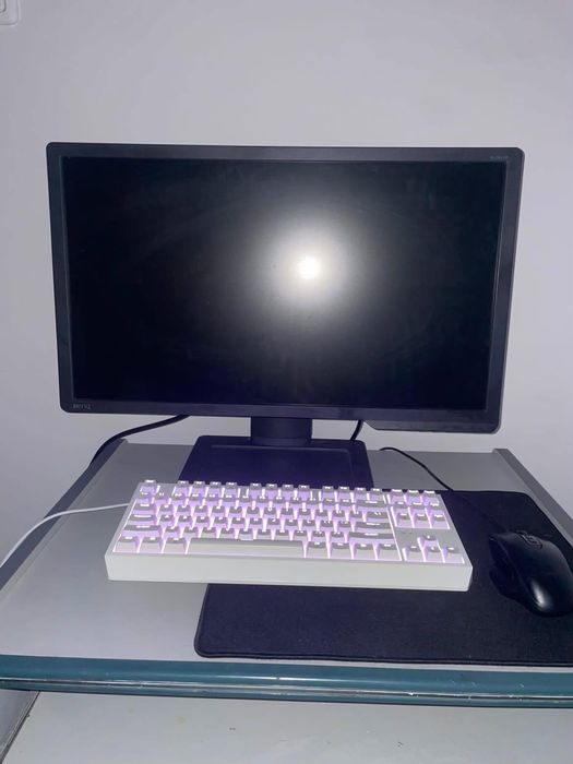 Pc asus rog si monitor 144hz.
