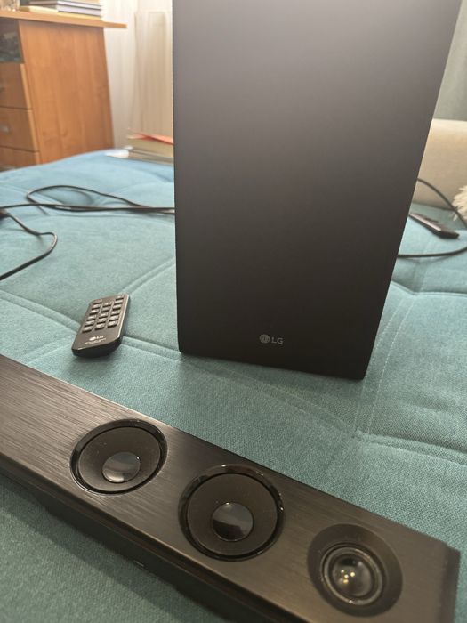 Vând Soundbar LG SJ3, 300W, 2.1, Bluetooth, Subwoofer Wireless, Negru