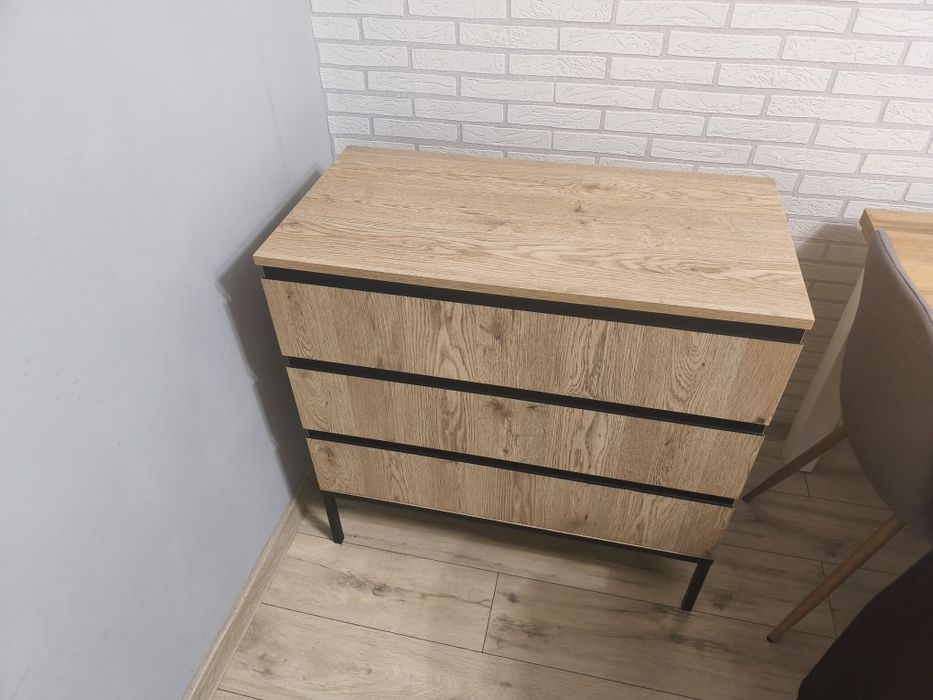 Скрин с три чекмеджета. Огледало. Нови не използвани.