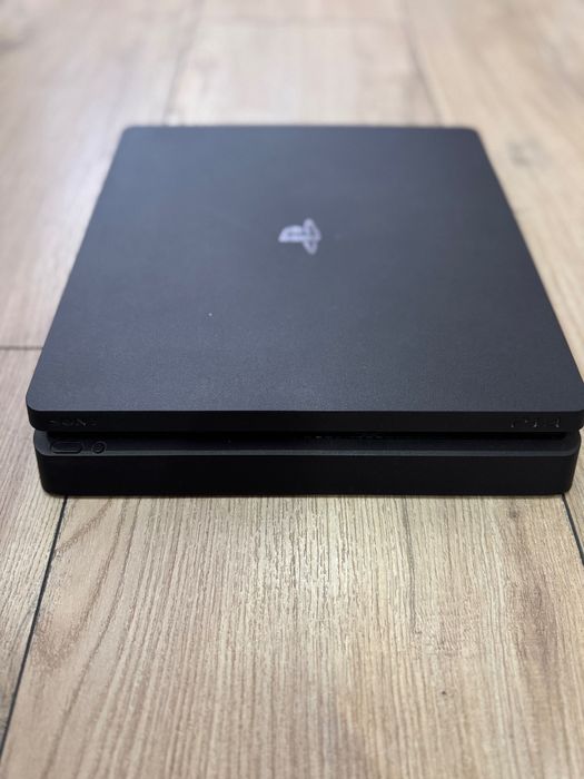 PlayStation 4 slim 1Tb +5игри
