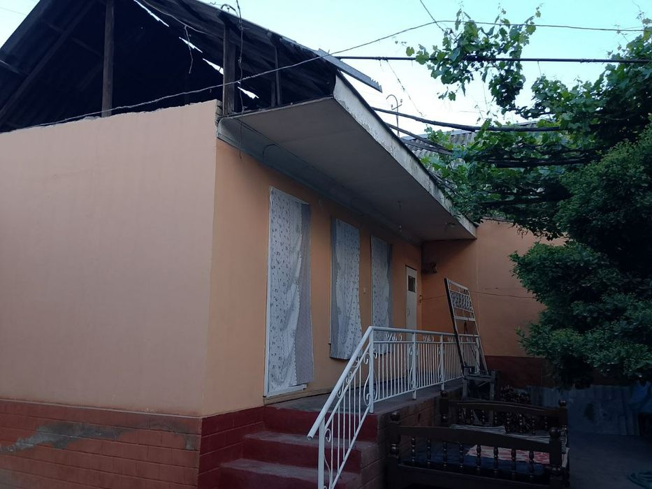 Shahrixonda hovlilik uy srochna sotiladi