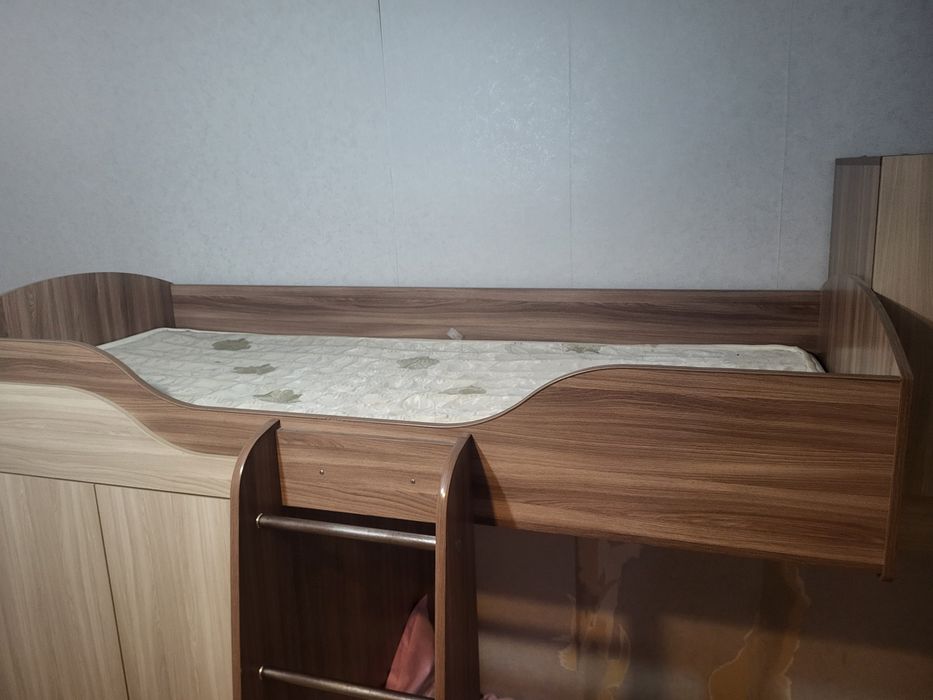 Двух ярусный кровать