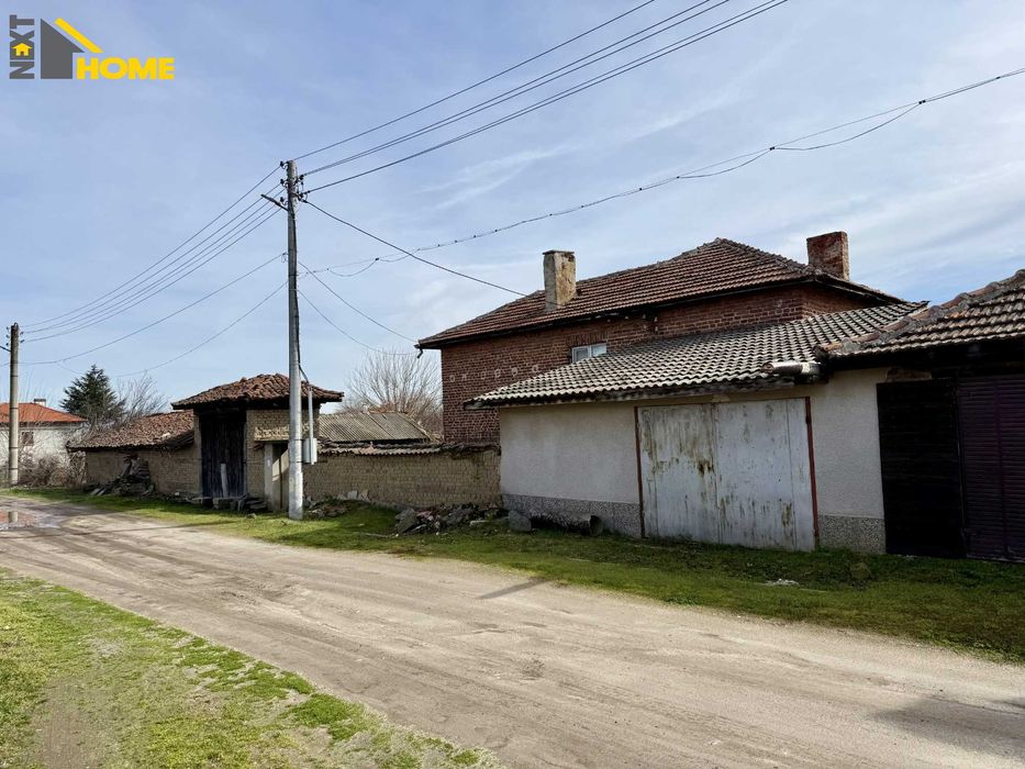 Самостоятелна двуетажна къща с дворно място и гараж