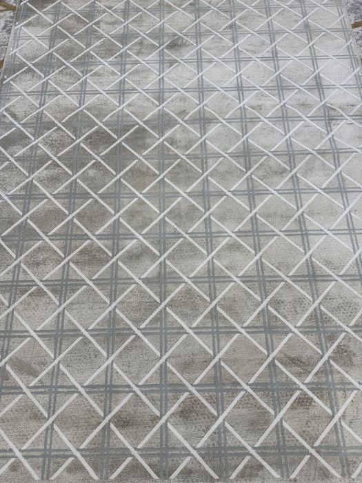 Шелковый ковер в хорошем состоянии