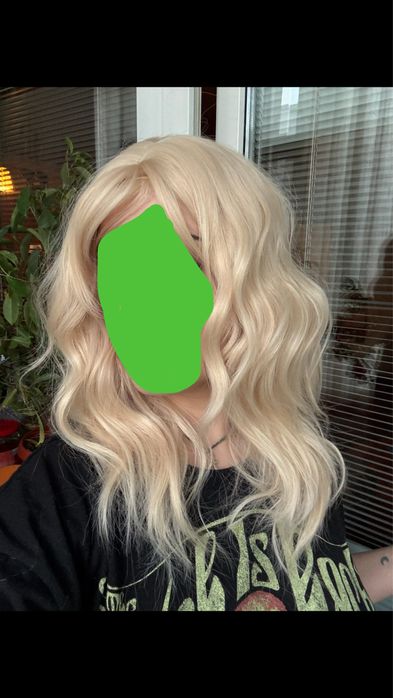 Peruca cu breton blond platinat termorezistenta