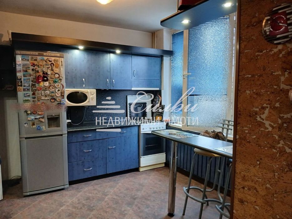 Дава се под наем Тристаен апартамент в Шумен, Център - 93 кв.м за 408 € - Снимка #3