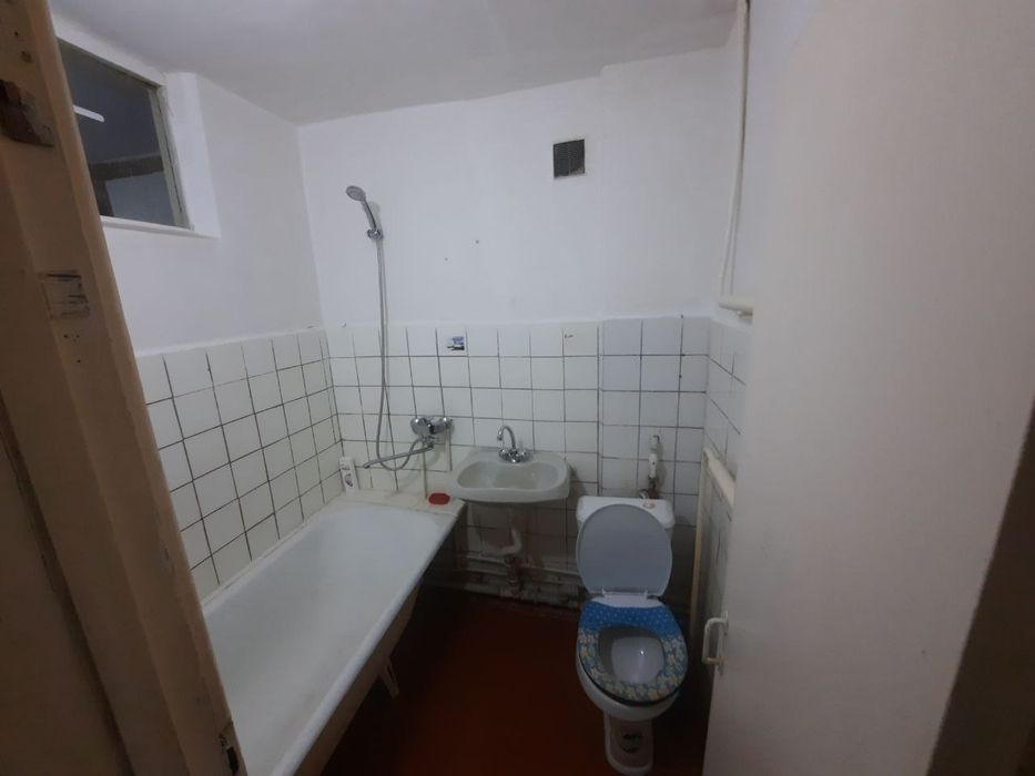 Возле педагогического института сдается квартира без маклера .