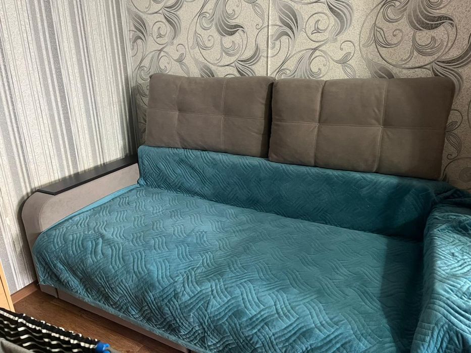 Пролаетса диван в хорошем состоянии
