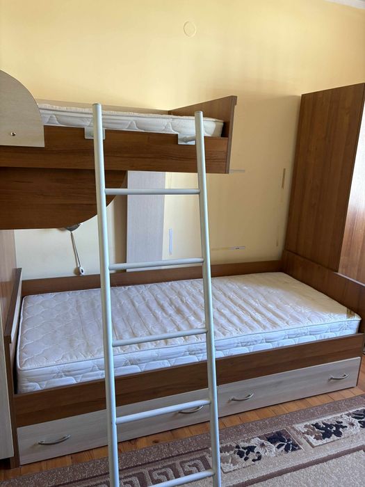 Двойно детско легло, с шкафове и гардероб