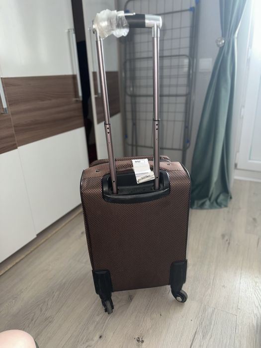 Чемодан коричневый продам