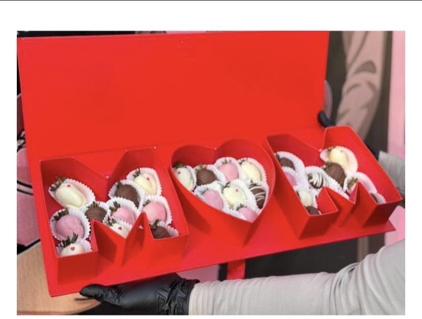 Клубника, финики в шоколаде