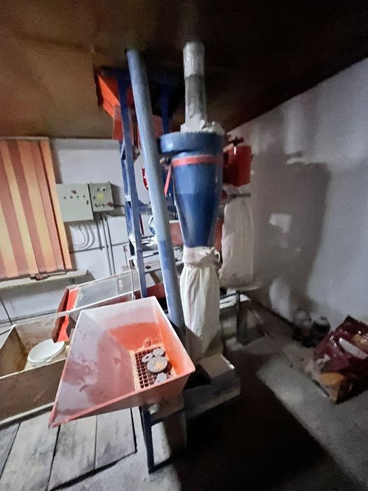 Vând moară de mălai