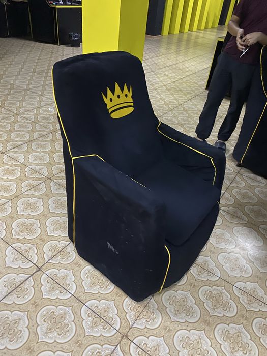 Кожоные кресла с чехлом