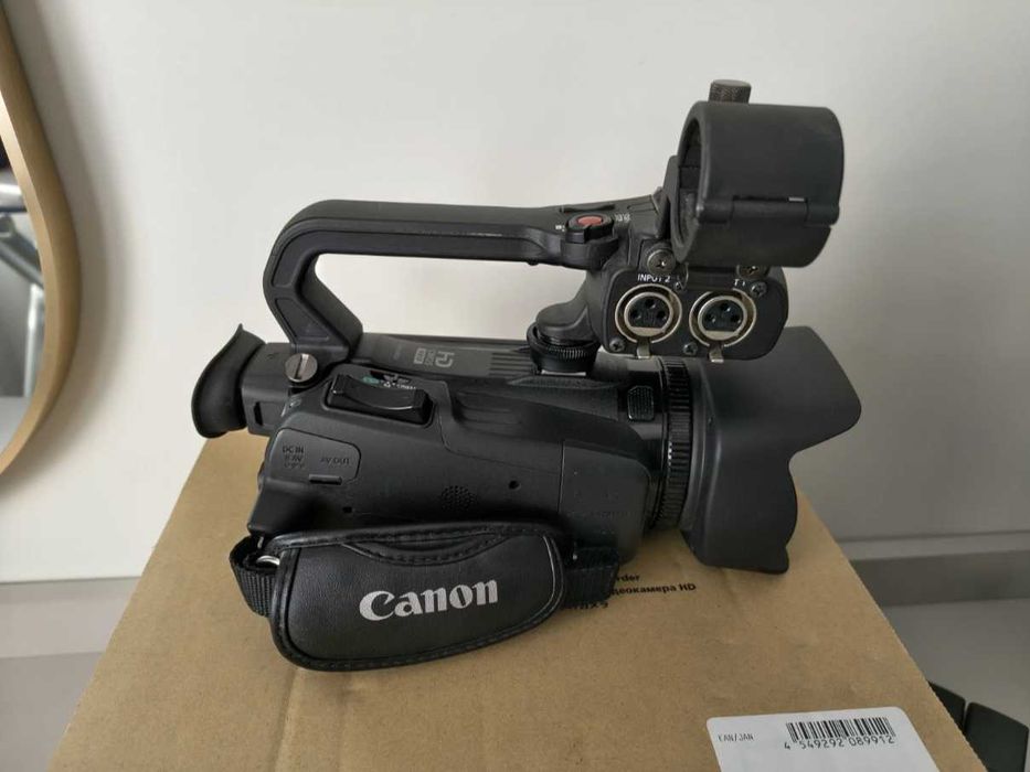 Canon XA11, ca noua, cutie completa