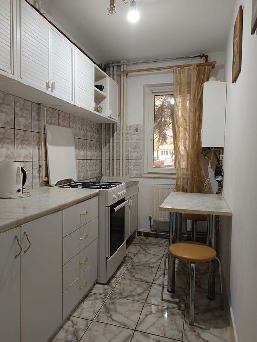 Vand apartament 3 camere, zona Boul Rosu, centrala proprie