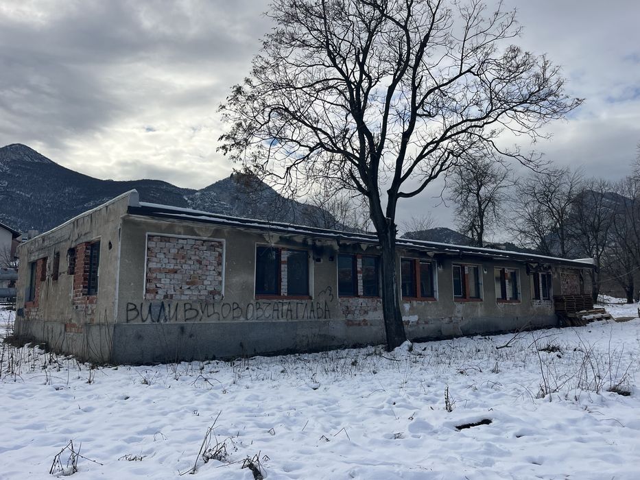 Самостоятелна сграда с 4 апартамента и 7 еденични съай