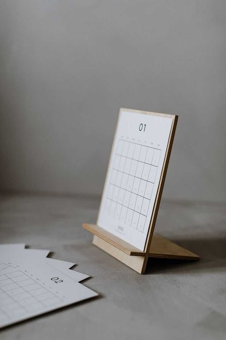 Креативные корпоративные календари из дерева, акрила, картона