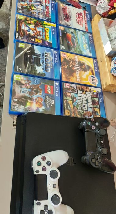 Vând PS4 + 9 jocuri