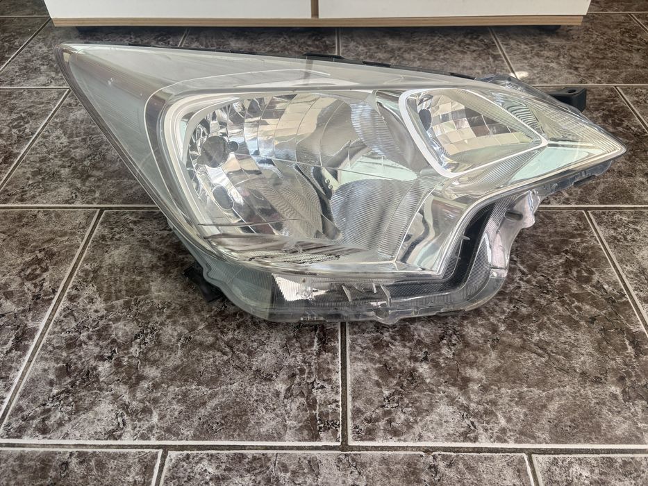 Десен фар за Тойота Версо / Toyota Verso S 2012