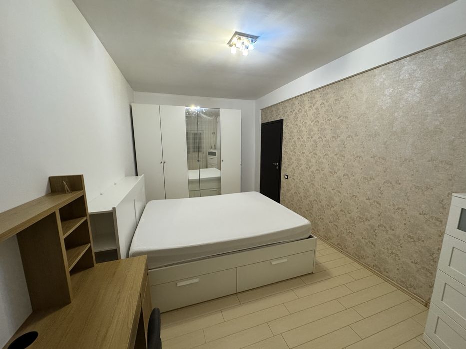Proprietar inchiriez  2 camere cu loc de parcare