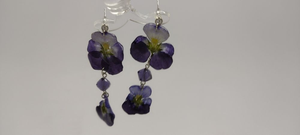 Обеци с естествен цвят на градински теменужки.