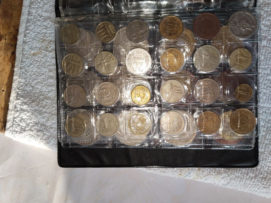 Манеты разные есть и царские