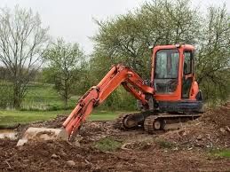 Executam lucrari cu miniexcavator