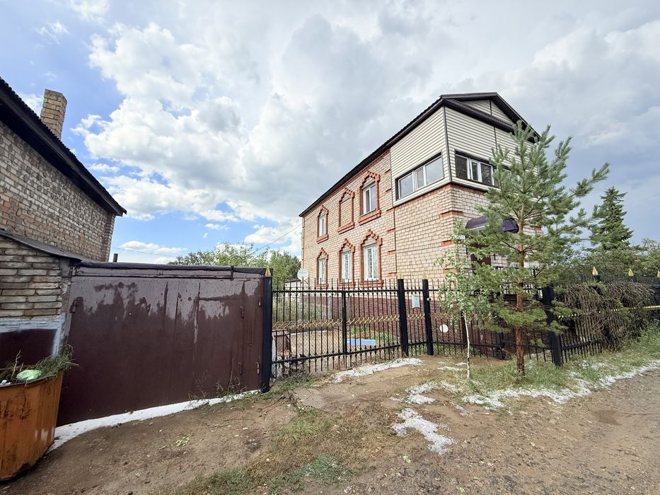 Дом 296 м², 6,7 соток с гаражом