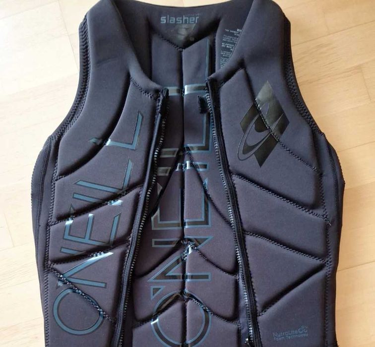 Дамски неопренов костюм O'Neill, черен, размер 40 + жилетка размер M