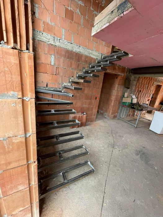 Scară plutitoare / Scară flotantă / Scară metal / confectii metalice