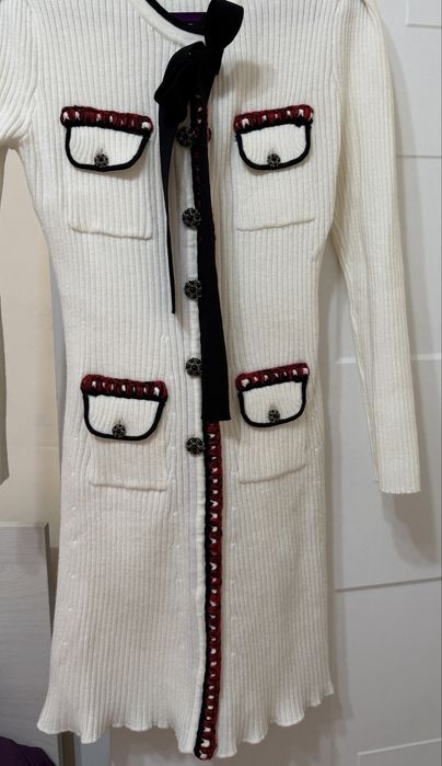 Платье длины до колен в стиое олд мани