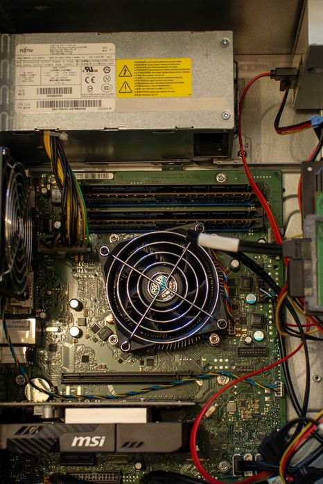 Четириядрен компютър Fujitsu Esprimo P520