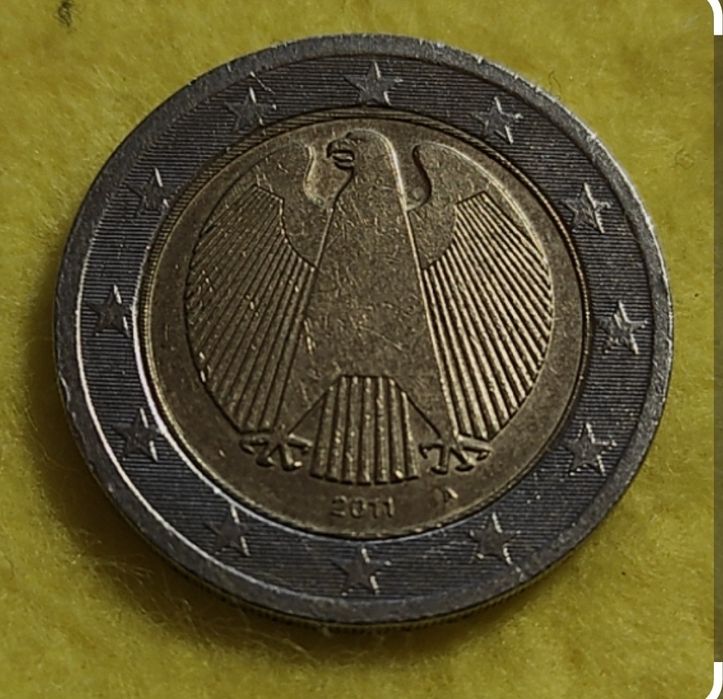 Рядка евро монета с големи, груби фабрични дефекти при сеченето. Афтен