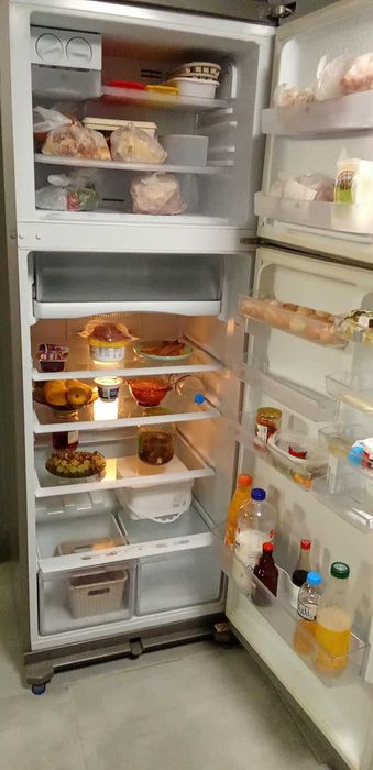 ЧЕРЕН ПЕТЪК Продавам хладилник с  фризер NO FROST HOTPOINT NMTP 1912