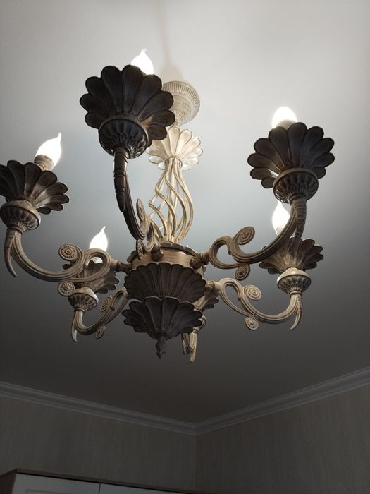 Продам люстру в отличном состоянии