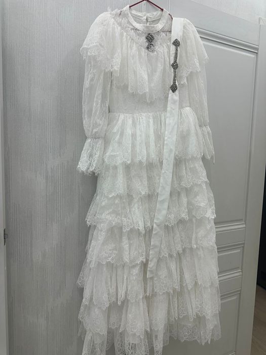 Ақ көйлек сатылады, бір киілген.