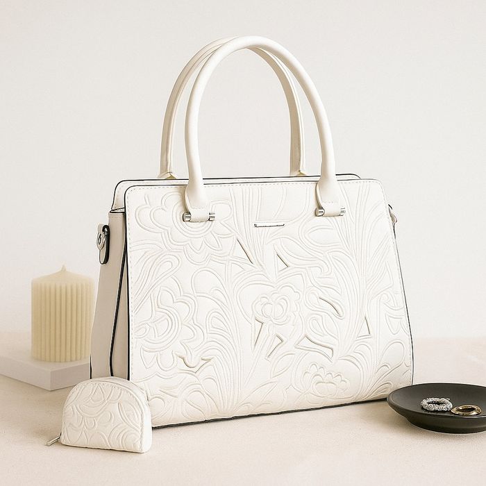 Елегантна дамска чанта с флорален релеф